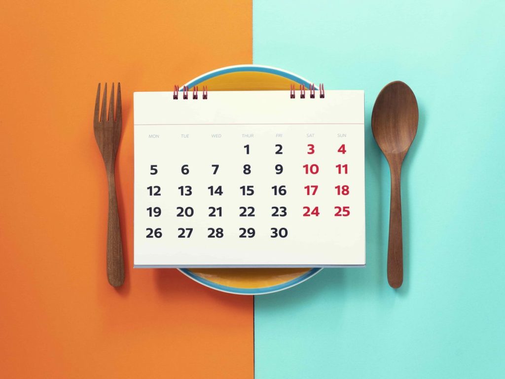お皿とカレンダー