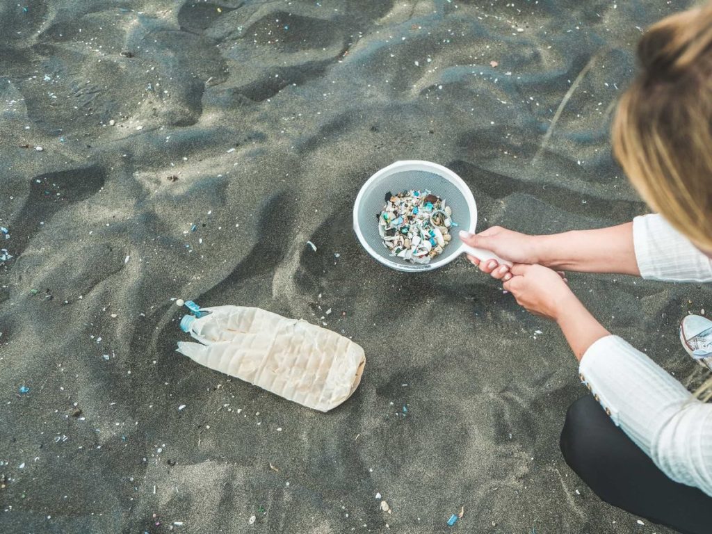 マイクロプラスチックが散乱した海岸