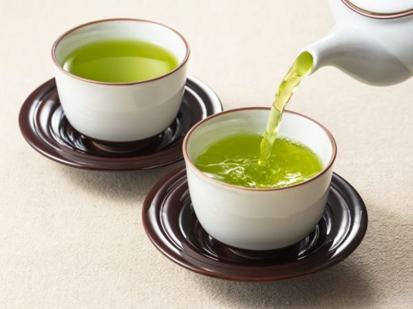 急須でお茶を入れる様子