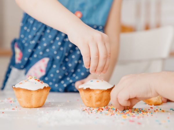 カップケーキのデコレーションを子供としよう 簡単かわいいデコアイデア 天満紙器